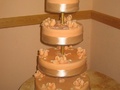 Négy szintes különböző ízű marcipánnal burkolt esküvői torta